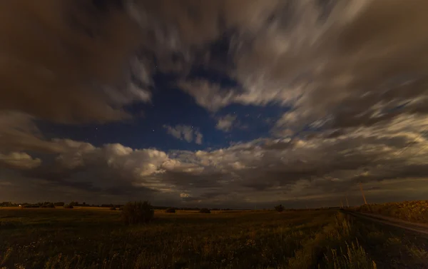 Σύννεφα ουρανό νύχτας πεδίο χρονική — Φωτογραφία Αρχείου