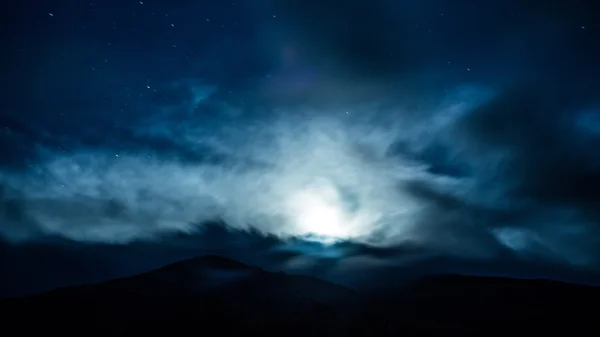 Moon cloud mountain natt — Stockfoto