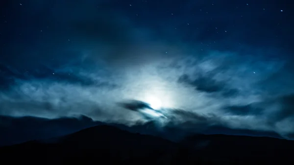 Moon cloud mountain natt — Stockfoto