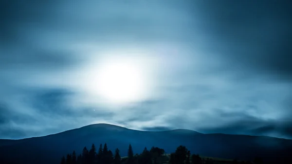 Luna nube montaña noche — Foto de Stock