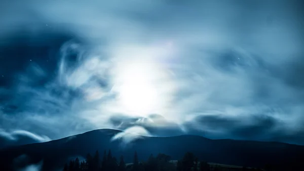 Luna nube montaña noche — Foto de Stock