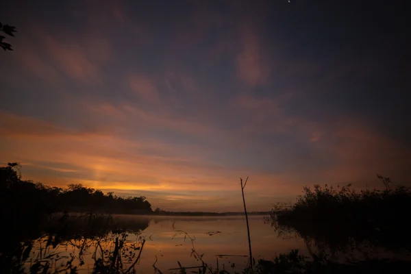 Восход солнца на реке — стоковое фото
