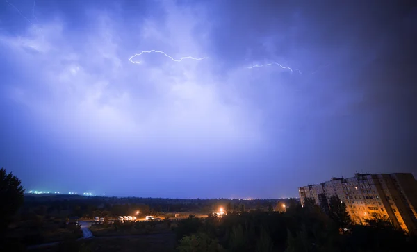 Αστραπή στο νυχτερινό ουρανό — Φωτογραφία Αρχείου