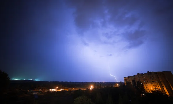 Αστραπή στο νυχτερινό ουρανό — Φωτογραφία Αρχείου