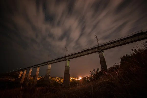 Puente ferroviario sobre el cielo nocturno —  Fotos de Stock