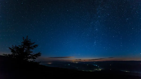 Cielo estrellado en montañas de los Cárpatos — Foto de Stock