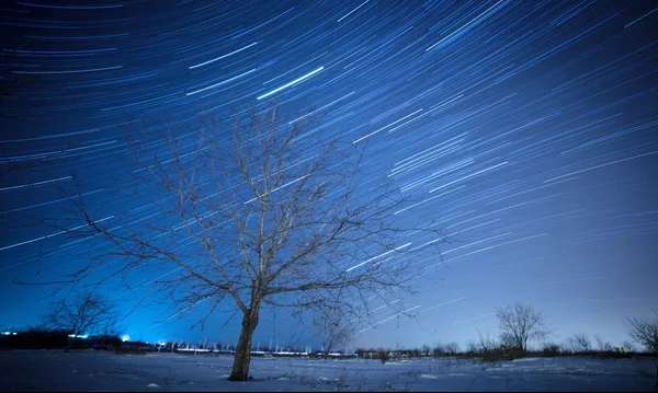 Vinter treor i himlen stjärnorna. Stjärna spår. — Stockfoto
