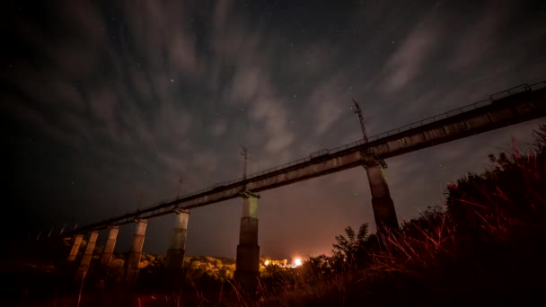 在夜晚的星空背景下的铁路桥梁。游戏中时光倒流 — 图库视频影像