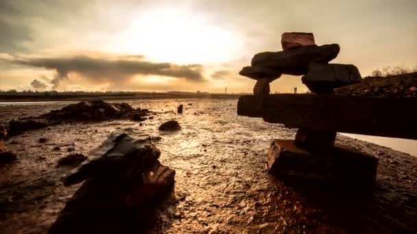 Tramonto sul Lago Rosso. Timelapse. totem — Video Stock