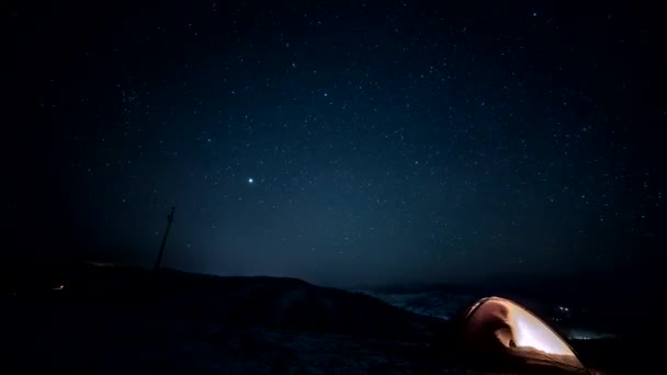 Noite em uma tenda nas montanhas dos Cárpatos Timelapse. céu estrelado — Vídeo de Stock