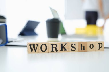 Metin ahşap küplerin yazımı ofis masasındaki atölyedir