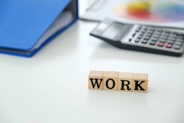 Metin ahşap küplerin hecelenmesi ofis masasında çalışmaktır