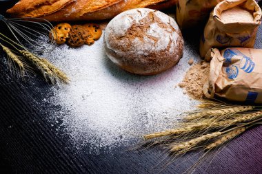 tablo üzerinde pişmiş ekmek