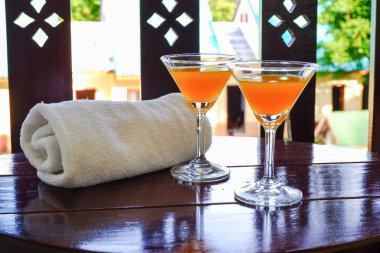 Kokteyl ya da masasında havlu rulosu olan sahte kuyruk içeceği.