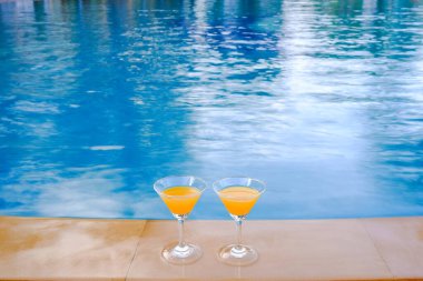 Havuz kenarında kokteyl ya da kokteyl.