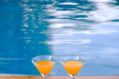 Havuz kenarında kokteyl ya da kokteyl.