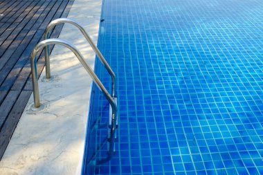 Paslanmaz çelik merdiven ve yüzme havuzu