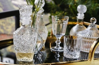 Raftaki cam eşyalar kapatılsın. Mutfak gereçleri. Odaklanmayı seçin.