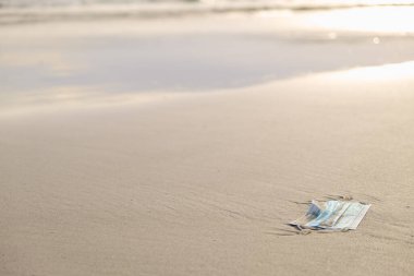 Sahilde yüz maskesi çöplüğü