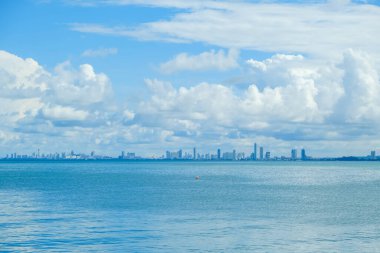 Mavi gökyüzü ve Deniz Manzaralı