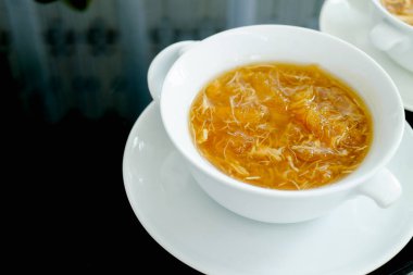 Kızarmış Balık maw içinde kırmızı et suyu