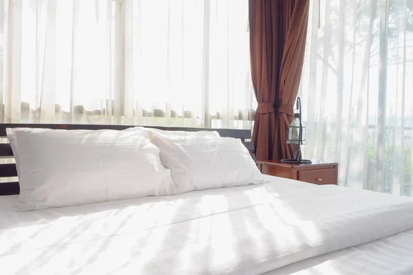 ベッドの上の枕で寝室の装飾 — ストック写真