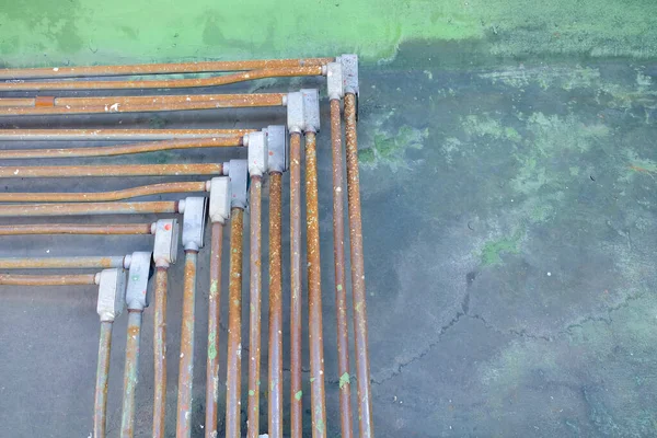 Stary Elektryczny Rura Stalowa Beton Podłogowy — Zdjęcie stockowe