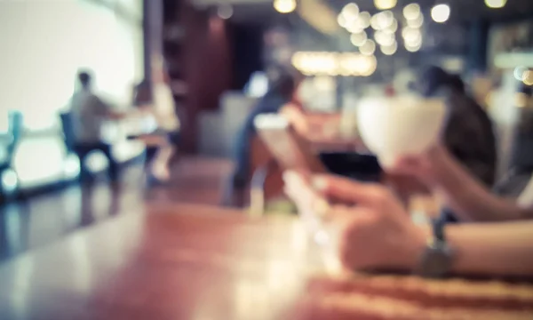 Elinde Fincan Cep Telefonu Olan Bulanık Kafe Kafe Retro Tarzı — Stok fotoğraf