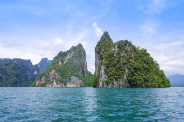 Rajjaprabha Barajı 'nda (Cheow Lan Gölü) Yüzen Dağ manzarası: Khao Sok Ulusal Parkı, Suratthani Eyaleti Tayland