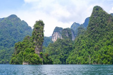 Rajjaprabha Barajı 'nda (Cheow Lan Gölü) Yüzen Dağ manzarası: Khao Sok Ulusal Parkı, Suratthani Eyaleti Tayland