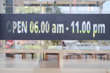 Cam kapı ya da pencerede açılış saati etiketi
