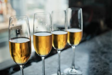 Masanın üzerine bir kadeh şampanya koy.