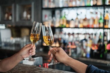 Şampanya bardağını tutan adamın eli.