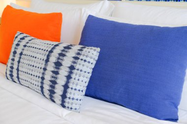 Yatak odasındaki dekorasyon, yatakta yastık.