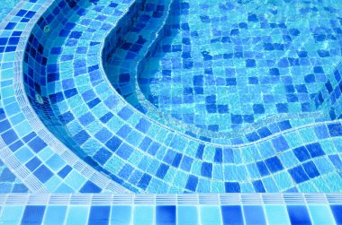 Yüzme havuzunda mavi su