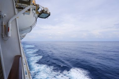 Yolcu gemisinin balkonundan okyanus manzarası dalgalanıyor.
