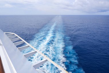 Yolcu gemisinin balkonundan okyanus manzarası dalgalanıyor.