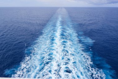 Yolcu gemisinin balkonundan okyanus manzarası dalgalanıyor.