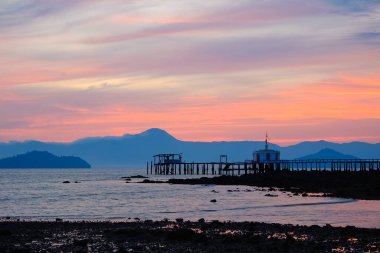 Köprü Koh Phayam Adası Tayland 'da renk işleme ile uzanıyor.