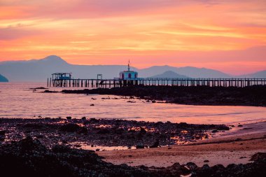 Köprü Koh Phayam Adası Tayland 'da uzanıyor.