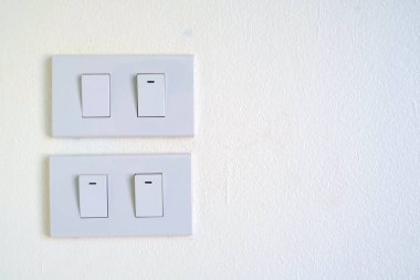 Duvardaki elektrik düğmesi.