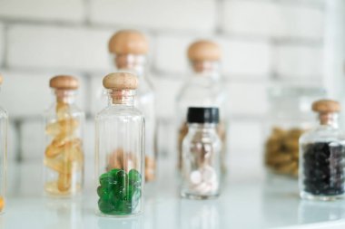 Pek çok ilaç şişesini kapatın.