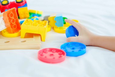 Plastik oyuncaklarla küçük çocuk eli