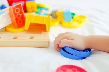 Plastik oyuncaklarla küçük çocuk eli