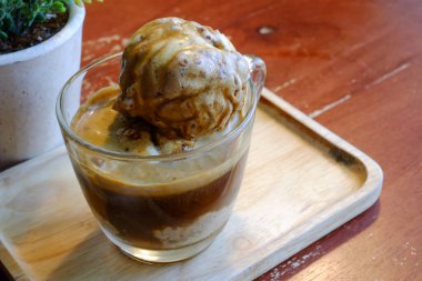 Dondurma ve kahveli Affogato.