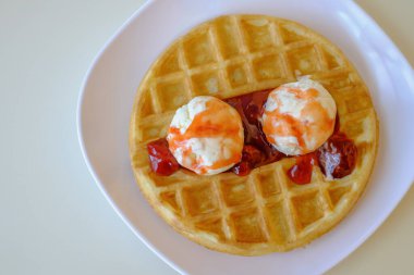 Vanilyalı gözleme ve çilekli reçel. 