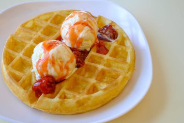 Vanilyalı gözleme ve çilekli reçel.