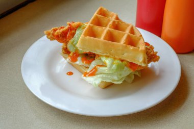 Kızarmış tavuk waffle burgeri.