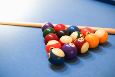 bilardo masasındaki bilardo toplarını kapatın.