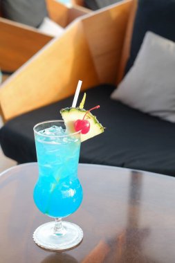 Kokteyl bardaklı mavi Hawaii